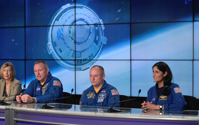 Kathy Lueders dari NASA bergabung dengan astronot Butch Wilmore, Mike Fincke dan Sunny Williams, yang diharapkan untuk terbang dalam misi Strarliner ketika mereka berbicara tentang peluncuran pesawat ruang angkasa Boeing CST-100 Starliner di Kennedy Space Center, di Cape Canaveral, Florida, AS 18 Mei 2022. (REUTERS/Steve Nesius) Kathy Lueders dari NASA bergabung dengan astronot Butch Wilmore, Mike Fincke dan Sunny Williams, yang diharapkan untuk terbang dalam misi Strarliner ketika mereka berbicara tentang peluncuran pesawat ruang angkasa Boeing CST-100 Starliner di Kennedy Space Center, di Cape Canaveral, Florida, AS 18 Mei 2022. (REUTERS/Steve Nesius)