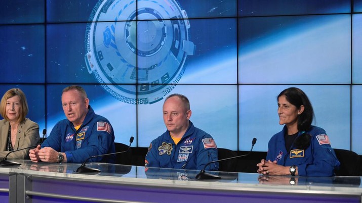 Kathy Lueders dari NASA bergabung dengan astronot Butch Wilmore, Mike Fincke dan Sunny Williams, yang diharapkan untuk terbang dalam misi Strarliner ketika mereka berbicara tentang peluncuran pesawat ruang angkasa Boeing CST-100 Starliner di Kennedy Space Center, di Cape Canaveral, Florida, AS 18 Mei 2022. (REUTERS/Steve Nesius)