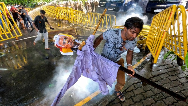 Mahasiswa Sri Lanka melarikan diri dari meriam air dan gas air mata saat para pengunjuk rasa bentrok dengan polisi melawan pemerintah di dekat kediaman resmi presiden Gotabaya Rajapaksa di Kolombo, Sri Lanka. (NurPhoto via Getty Images/NurPhoto)
