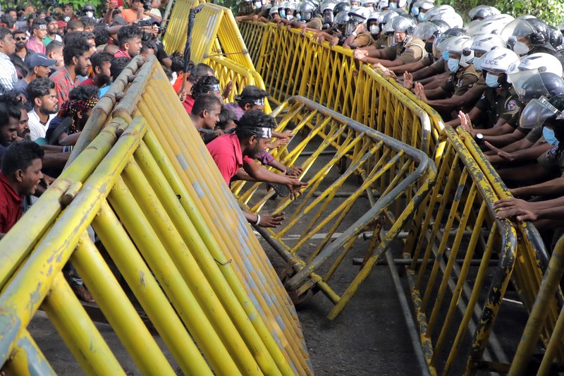 Mahasiswa Sri Lanka melarikan diri dari meriam air dan gas air mata saat para pengunjuk rasa bentrok dengan polisi melawan pemerintah di dekat kediaman resmi presiden Gotabaya Rajapaksa di Kolombo, Sri Lanka. (NurPhoto via Getty Images/NurPhoto)