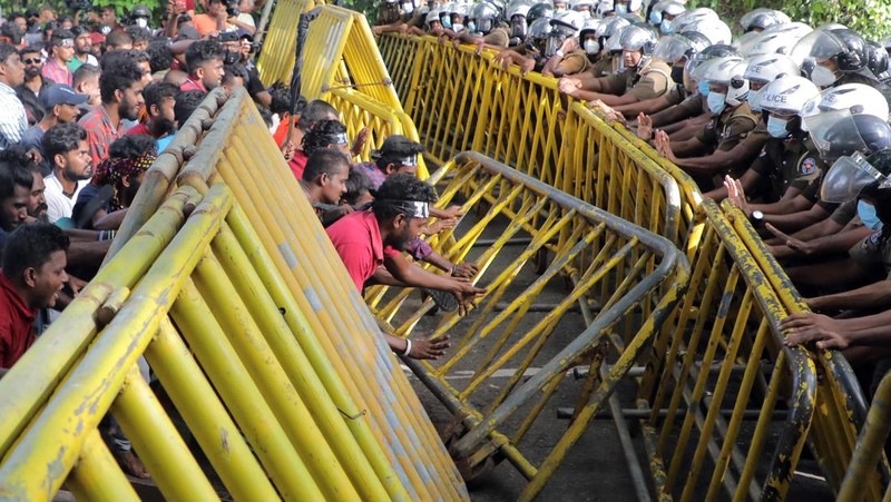 Mahasiswa Sri Lanka melarikan diri dari meriam air dan gas air mata saat para pengunjuk rasa bentrok dengan polisi melawan pemerintah di dekat kediaman resmi presiden Gotabaya Rajapaksa di Kolombo, Sri Lanka. (NurPhoto via Getty Images/NurPhoto)