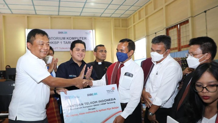 Menteri BUMN Menghadiri Bantuan Pendidikan dari Telkom Menteri BUMN menghadiri bantuan pendidikan Telkom di Tarutung, Sumatera Utara.