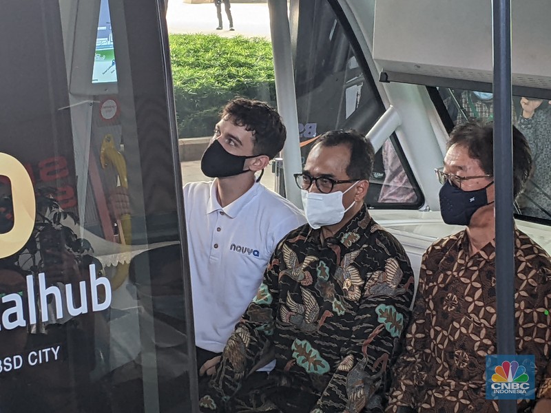 Menteri Perhubungan Budi Karya Sumadi menjajal pertama kali mobil autonomous vehicle atau tanpa awak pengemudi pada Jumat (20/5/2022), yang saat ini sedang di uji coba pada kota mandiri Bumi Serpong Damai (BSD) Tangerang Selatan. (CNBC Indonesia/Emir Yanwardhana)