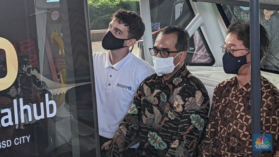 Menteri Perhubungan Budi Karya Sumadi menjajal pertama kali mobil autonomous vehicle atau tanpa awak pengemudi pada Jumat (20/5/2022), yang saat ini sedang di uji coba pada kota mandiri Bumi Serpong Damai (BSD) Tangerang Selatan. (CNBC Indonesia/Emir Yanwardhana)