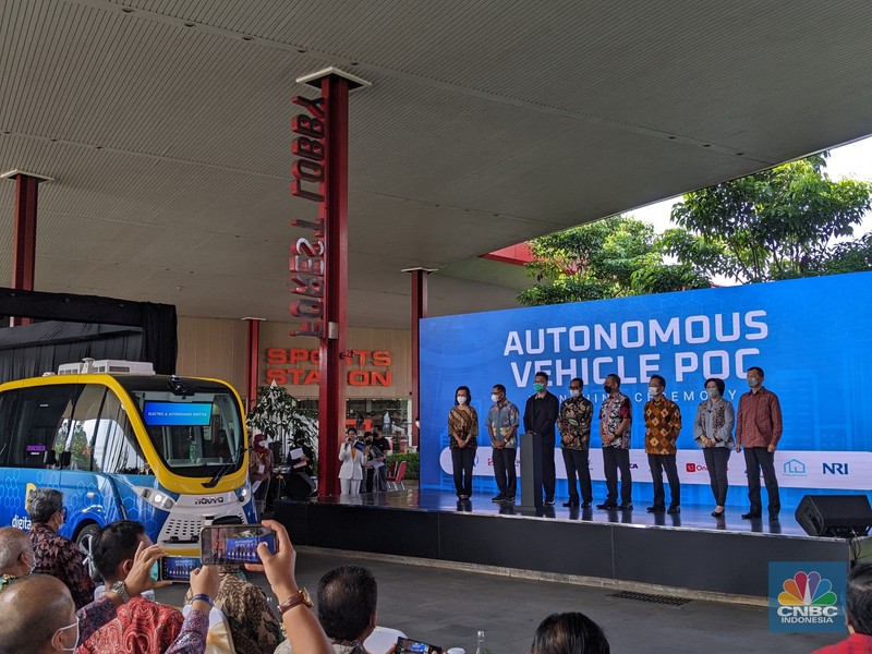 Menteri Perhubungan Budi Karya Sumadi menjajal pertama kali mobil autonomous vehicle atau tanpa awak pengemudi pada Jumat (20/5/2022), yang saat ini sedang di uji coba pada kota mandiri Bumi Serpong Damai (BSD) Tangerang Selatan. (CNBC Indonesia/Emir Yanwardhana)