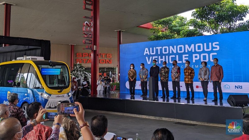 Menteri Perhubungan Budi Karya Sumadi menjajal pertama kali mobil autonomous vehicle atau tanpa awak pengemudi pada Jumat (20/5/2022), yang saat ini sedang di uji coba pada kota mandiri Bumi Serpong Damai (BSD) Tangerang Selatan. (CNBC Indonesia/Emir Yanwardhana)