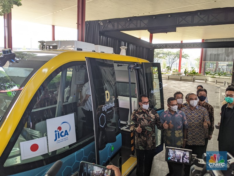 Menteri Perhubungan Budi Karya Sumadi menjajal pertama kali mobil autonomous vehicle atau tanpa awak pengemudi pada Jumat (20/5/2022), yang saat ini sedang di uji coba pada kota mandiri Bumi Serpong Damai (BSD) Tangerang Selatan. (CNBC Indonesia/Emir Yanwardhana) Menteri Perhubungan Budi Karya Sumadi menjajal pertama kali mobil autonomous vehicle atau tanpa awak pengemudi pada Jumat (20/5/2022), yang saat ini sedang di uji coba pada kota mandiri Bumi Serpong Damai (BSD) Tangerang Selatan. (CNBC Indonesia/Emir Yanwardhana)