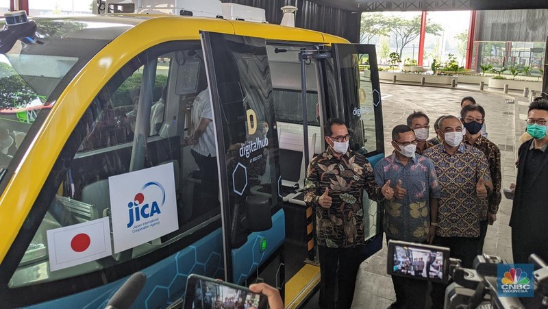 Menteri Perhubungan Budi Karya Sumadi menjajal pertama kali mobil autonomous vehicle atau tanpa awak pengemudi pada Jumat (20/5/2022), yang saat ini sedang di uji coba pada kota mandiri Bumi Serpong Damai (BSD) Tangerang Selatan. (CNBC Indonesia/Emir Yanwardhana)