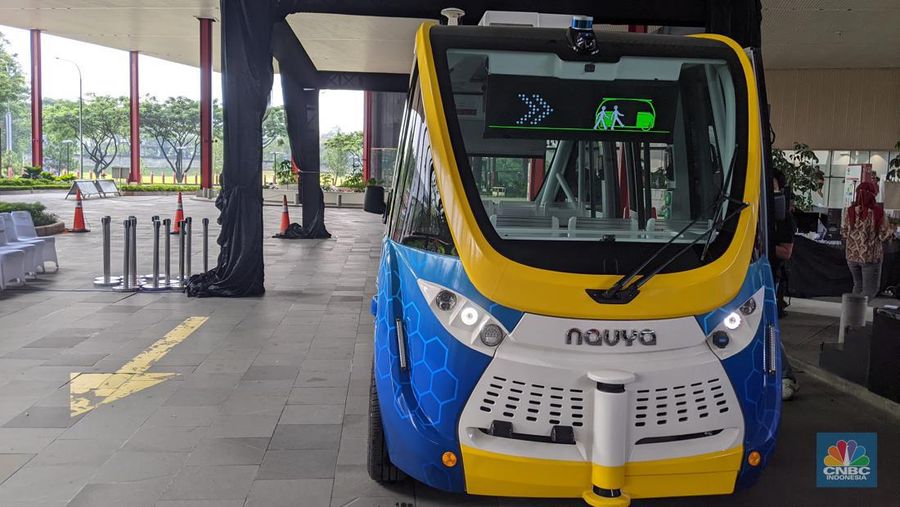 Mobil autonomous vehicle atau tanpa awak pengemudi pada Jumat (20/5/2022), yang saat ini sedang di uji coba pada kota mandiri Bumi Serpong Damai (BSD) Tangerang Selatan. (CNBC Indonesia/Emir Yanwardhana)