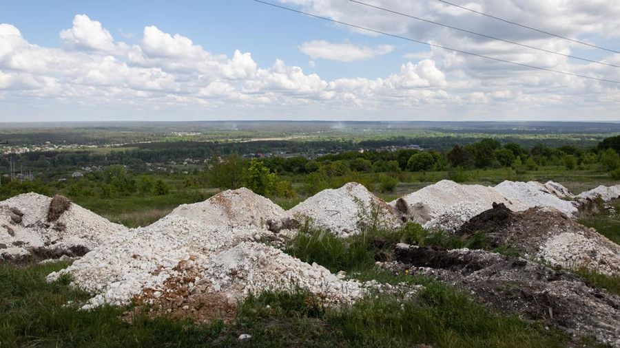 Parit yang baru digali terlihat di pinggiran wilayah separatis Donetsk (Donbas). Wilayah Donetsk (Donbas) berada di bawah serangan berat dari pasukan Rusia. (LightRocket via Gett/SOPA Images)