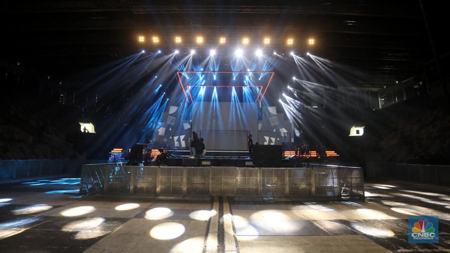 Pekerja melakukan persiapan panggung utama di acara Allo Bank Festival 2022 di Istora Senayan, Jakarta, Jumat (20/5/2022). (CNBC Indonesia/Andrean Kristianto)