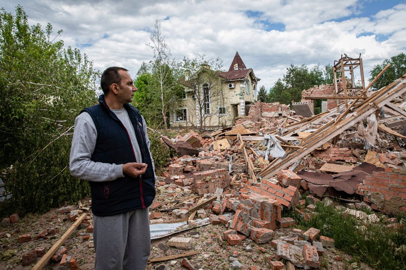 Pemilik bangunan memeriksa reruntuhan bangunannya di pinggiran wilayah separatis Donetsk (Donbas). (LightRocket via Gett/SOPA Images)