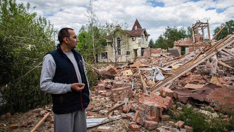 Pemilik bangunan memeriksa reruntuhan bangunannya di pinggiran wilayah separatis Donetsk (Donbas). (LightRocket via Gett/SOPA Images)