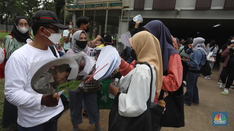 Penonton berswafoto di depan pintu masuk Allo Bank Festival di Istora Senayan, Jakarta, Jumat (20/5/2022). Antusiasme penonton sudah terlihat sejak pagi hari meski gate baru dibuka siang nanti. (CNBC Indonesia/Andrean Kristianto)