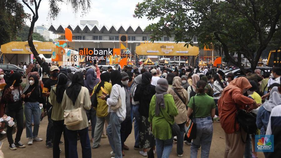 Penonton berswafoto di depan pintu masuk Allo Bank Festival di Istora Senayan, Jakarta, Jumat (20/5/2022). Antusiasme penonton sudah terlihat sejak pagi hari meski gate baru dibuka siang nanti. (CNBC Indonesia/Andrean Kristianto)