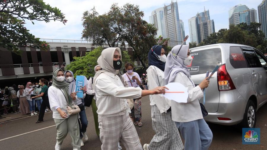 Penonton berswafoto di depan pintu masuk Allo Bank Festival di Istora Senayan, Jakarta, Jumat (20/5/2022). Antusiasme penonton sudah terlihat sejak pagi hari meski gate baru dibuka siang nanti. (CNBC Indonesia/Andrean Kristianto)