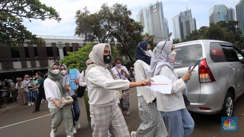 Penonton berswafoto di depan pintu masuk Allo Bank Festival di Istora Senayan, Jakarta, Jumat (20/5/2022). Antusiasme penonton sudah terlihat sejak pagi hari meski gate baru dibuka siang nanti. (CNBC Indonesia/Andrean Kristianto)