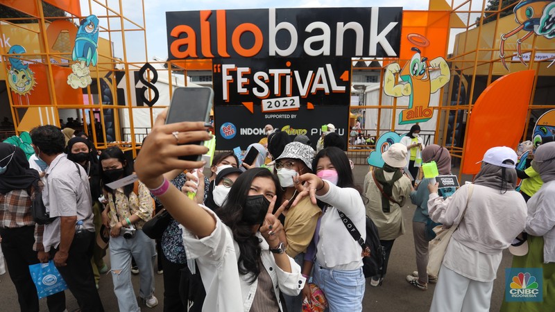 Penonton berswafoto di depan pintu masuk Allo Bank Festival di Istora Senayan, Jakarta, Jumat (20/5/2022). Antusiasme penonton sudah terlihat sejak pagi hari meski gate baru dibuka siang nanti. (CNBC Indonesia/Andrean Kristianto)
