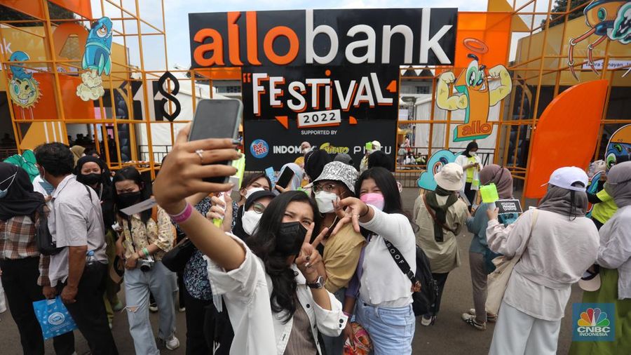 Penonton berswafoto di depan pintu masuk Allo Bank Festival di Istora Senayan, Jakarta, Jumat (20/5/2022). Antusiasme penonton sudah terlihat sejak pagi hari meski gate baru dibuka siang nanti. (CNBC Indonesia/Andrean Kristianto)