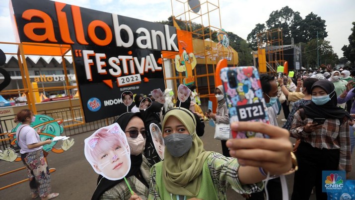Penonton berswafoto di depan pintu masuk Allo Bank Festival di Istora Senayan, Jakarta, Jumat (20/5/2022). Antusiasme penonton sudah terlihat sejak pagi hari meski gate baru dibuka siang nanti. (CNBC Indonesia/Andrean Kristianto)