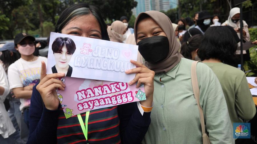 Penonton berswafoto di depan pintu masuk Allo Bank Festival di Istora Senayan, Jakarta, Jumat (20/5/2022). Antusiasme penonton sudah terlihat sejak pagi hari meski gate baru dibuka siang nanti. (CNBC Indonesia/Andrean Kristianto)