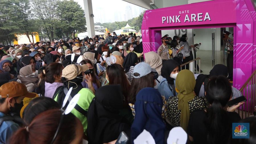 Ribuan penonton mengantre di main gate untuk memasuki panggung Special Show, Allo Bank Festival 2022 di Istora Senayan, Jakarta, Jumat (20/5/2022). (CNBC Indonesia/Andrean kristianto)