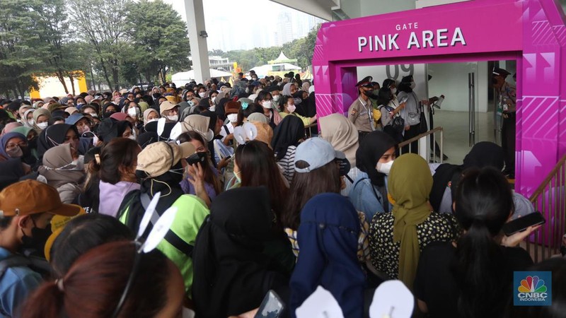 Ribuan penonton mengantre di main gate untuk memasuki panggung Special Show, Allo Bank Festival 2022 di Istora Senayan, Jakarta, Jumat (20/5/2022). (CNBC Indonesia/Andrean kristianto)