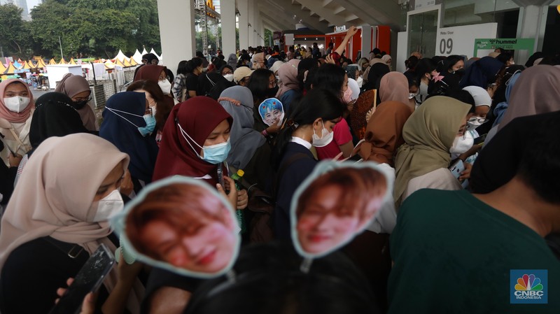 Ribuan penonton mengantre di main gate untuk memasuki panggung Special Show, Allo Bank Festival 2022 di Istora Senayan, Jakarta, Jumat (20/5/2022). (CNBC Indonesia/Andrean kristianto) Ribuan penonton mengantre di main gate untuk memasuki panggung Special Show, Allo Bank Festival 2022 di Istora Senayan, Jakarta, Jumat (20/5/2022). (CNBC Indonesia/Andrean kristianto)