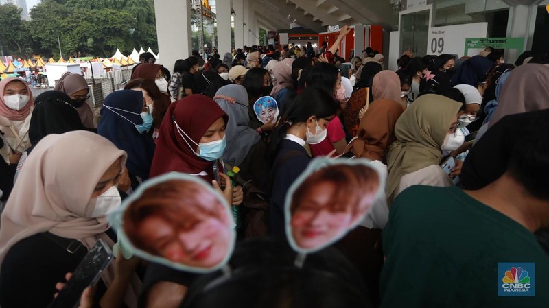 Ribuan penonton mengantre di main gate untuk memasuki panggung Special Show, Allo Bank Festival 2022 di Istora Senayan, Jakarta, Jumat (20/5/2022). (CNBC Indonesia/Andrean kristianto)