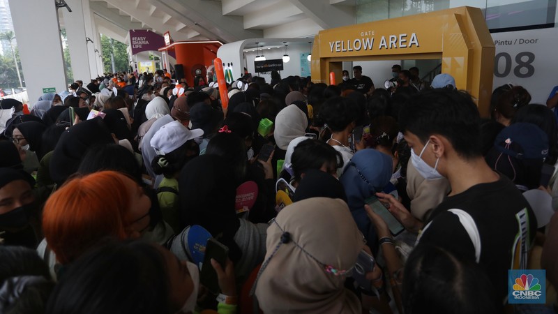 Ribuan penonton mengantre di main gate untuk memasuki panggung Special Show, Allo Bank Festival 2022 di Istora Senayan, Jakarta, Jumat (20/5/2022). (CNBC Indonesia/Andrean kristianto) Ribuan penonton mengantre di main gate untuk memasuki panggung Special Show, Allo Bank Festival 2022 di Istora Senayan, Jakarta, Jumat (20/5/2022). (CNBC Indonesia/Andrean kristianto)