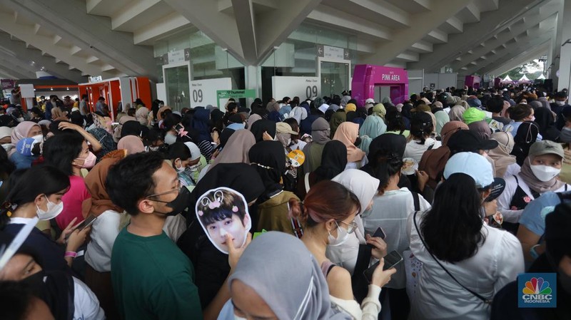 Ribuan penonton mengantre di main gate untuk memasuki panggung Special Show, Allo Bank Festival 2022 di Istora Senayan, Jakarta, Jumat (20/5/2022). (CNBC Indonesia/Andrean kristianto)