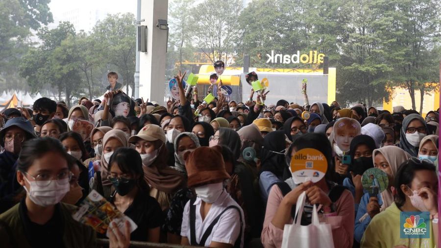 Ribuan penonton mengantre di main gate untuk memasuki panggung Special Show, Allo Bank Festival 2022 di Istora Senayan, Jakarta, Jumat (20/5/2022). (CNBC Indonesia/Andrean kristianto)