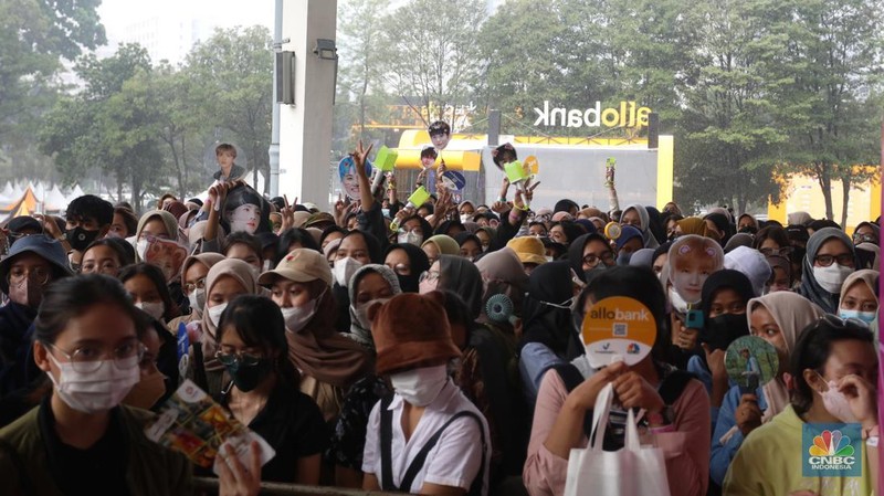 Ribuan penonton mengantre di main gate untuk memasuki panggung Special Show, Allo Bank Festival 2022 di Istora Senayan, Jakarta, Jumat (20/5/2022). (CNBC Indonesia/Andrean kristianto)