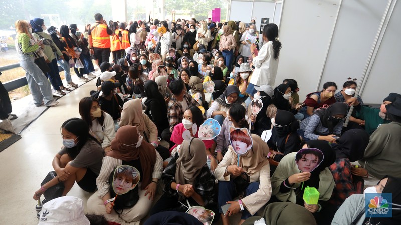 Ribuan penonton mengantre di main gate untuk memasuki panggung Special Show, Allo Bank Festival 2022 di Istora Senayan, Jakarta, Jumat (20/5/2022). (CNBC Indonesia/Andrean kristianto)