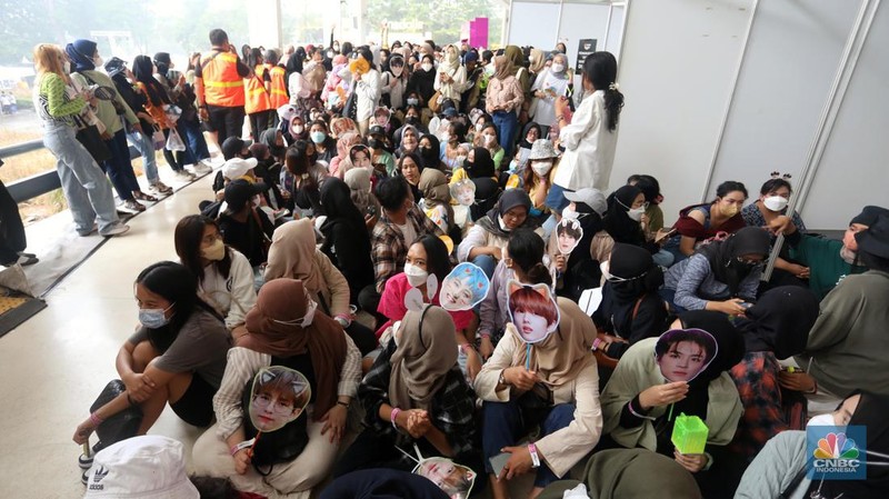 Ribuan penonton mengantre di main gate untuk memasuki panggung Special Show, Allo Bank Festival 2022 di Istora Senayan, Jakarta, Jumat (20/5/2022). (CNBC Indonesia/Andrean kristianto)