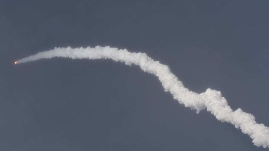 Roket ULA Atlas V yang membawa pesawat ruang angkasa Boeing Starliner lepas landas dari pad 41 di Stasiun Angkatan Luar Angkasa Cape Canaveral untuk misi Orbital Flight Test-2 (OFT-2) pada 19 Mei 2022 di Cape Canaveral, Florida, Amerika Serikat pada 19 Mei 2022. (via Getty Images/Anadolu Agency)