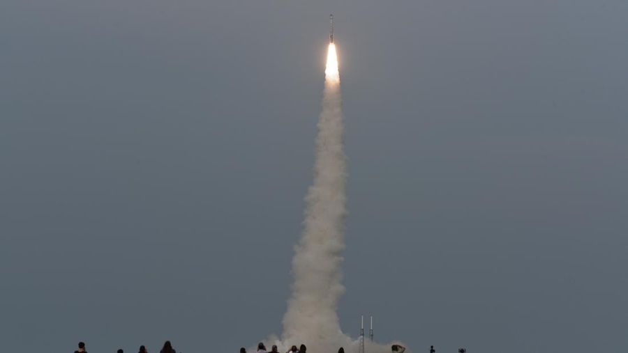 Kathy Lueders dari NASA bergabung dengan astronot Butch Wilmore, Mike Fincke dan Sunny Williams, yang diharapkan untuk terbang dalam misi Strarliner ketika mereka berbicara tentang peluncuran pesawat ruang angkasa Boeing CST-100 Starliner di Kennedy Space Center, di Cape Canaveral, Florida, AS 18 Mei 2022. (REUTERS/Steve Nesius)