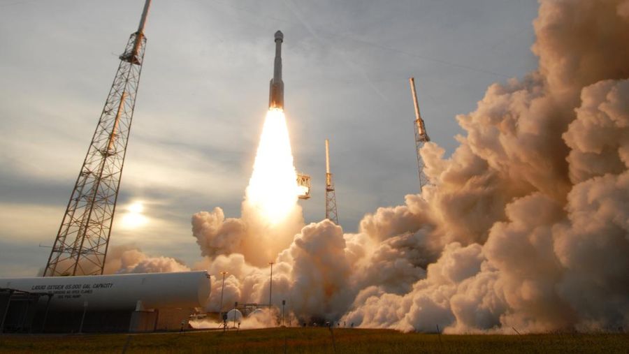 Roket ULA Atlas V yang membawa pesawat ruang angkasa Boeing Starliner lepas landas dari pad 41 di Stasiun Angkatan Luar Angkasa Cape Canaveral untuk misi Orbital Flight Test-2 (OFT-2) pada 19 Mei 2022 di Cape Canaveral, Florida, Amerika Serikat pada 19 Mei 2022. (via Getty Images/Anadolu Agency)