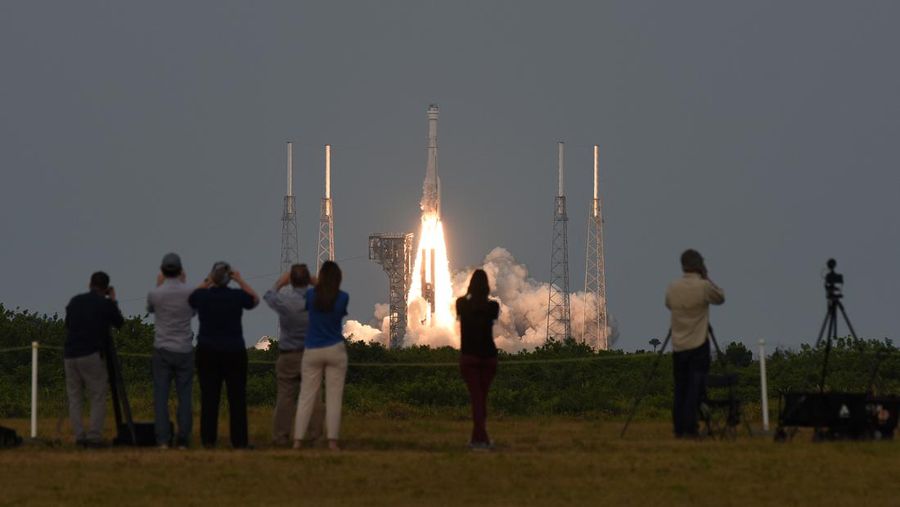 Kathy Lueders dari NASA bergabung dengan astronot Butch Wilmore, Mike Fincke dan Sunny Williams, yang diharapkan untuk terbang dalam misi Strarliner ketika mereka berbicara tentang peluncuran pesawat ruang angkasa Boeing CST-100 Starliner di Kennedy Space Center, di Cape Canaveral, Florida, AS 18 Mei 2022. (REUTERS/Steve Nesius)