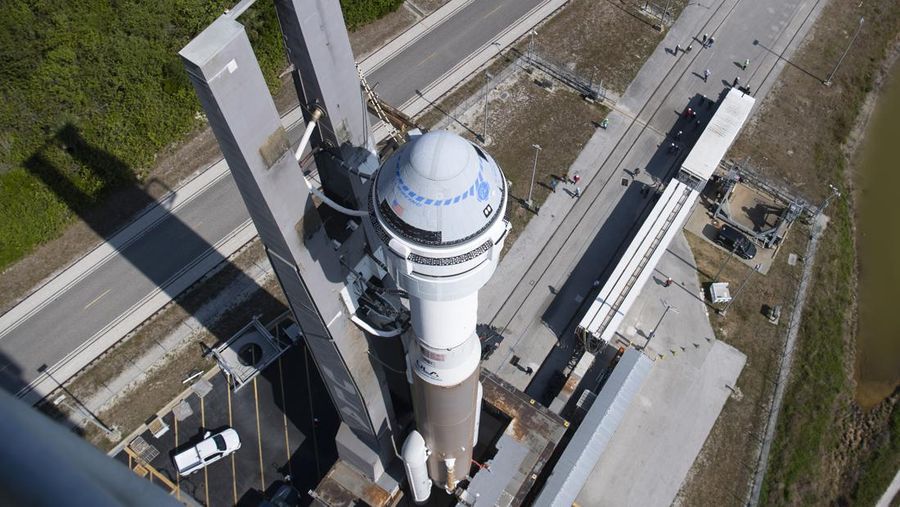 Roket United Launch Alliance Atlas V dengan pesawat ruang angkasa Boeing CST-100 Starliner diluncurkan dari Fasilitas Integrasi Vertikal ke landasan peluncuran di Space Launch Complex 41 menjelang misi Orbital Flight Test-2 (OFT-2), Rabu, 18 Mei , 2022 di Stasiun Angkatan Luar Angkasa Cape Canaveral di Florida. (AP/Joel Kowsky)