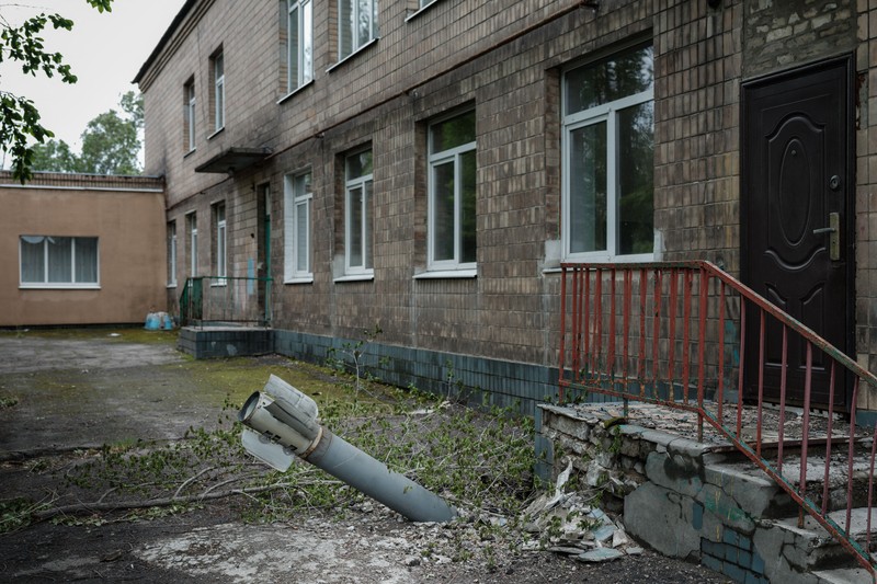 Pemilik bangunan memeriksa reruntuhan bangunannya di pinggiran wilayah separatis Donetsk (Donbas). (LightRocket via Gett/SOPA Images) Pemilik bangunan memeriksa reruntuhan bangunannya di pinggiran wilayah separatis Donetsk (Donbas). (LightRocket via Gett/SOPA Images)