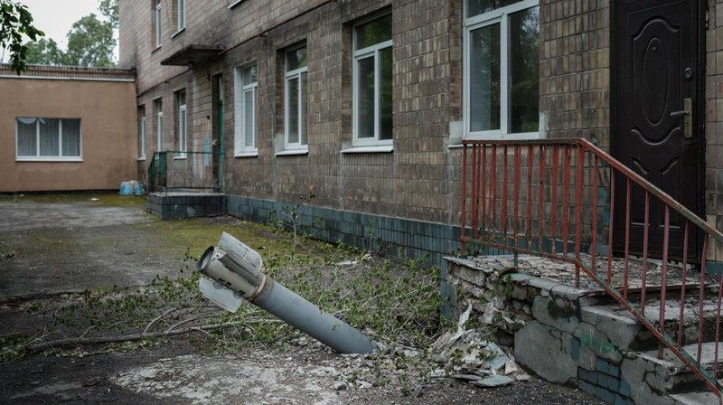 Pemilik bangunan memeriksa reruntuhan bangunannya di pinggiran wilayah separatis Donetsk (Donbas). (LightRocket via Gett/SOPA Images)