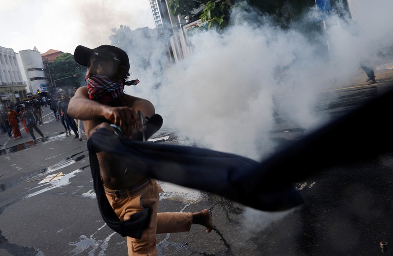 Mahasiswa Sri Lanka melarikan diri dari meriam air dan gas air mata saat para pengunjuk rasa bentrok dengan polisi melawan pemerintah di dekat kediaman resmi presiden Gotabaya Rajapaksa di Kolombo, Sri Lanka. (NurPhoto via Getty Images/NurPhoto) Mahasiswa Sri Lanka melarikan diri dari meriam air dan gas air mata saat para pengunjuk rasa bentrok dengan polisi melawan pemerintah di dekat kediaman resmi presiden Gotabaya Rajapaksa di Kolombo, Sri Lanka. (NurPhoto via Getty Images/NurPhoto)