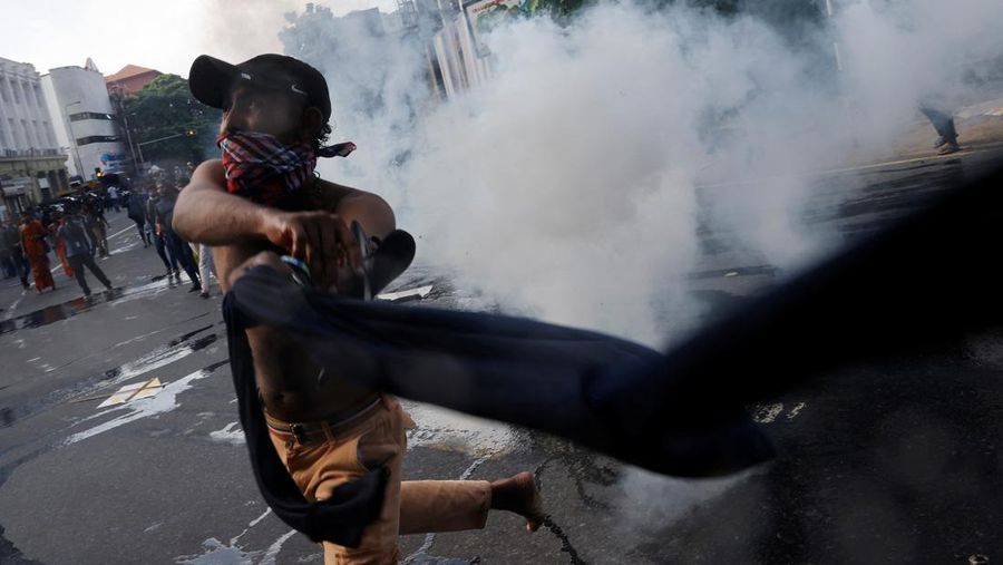 Mahasiswa Sri Lanka melarikan diri dari meriam air dan gas air mata saat para pengunjuk rasa bentrok dengan polisi melawan pemerintah di dekat kediaman resmi presiden Gotabaya Rajapaksa di Kolombo, Sri Lanka. (NurPhoto via Getty Images/NurPhoto)