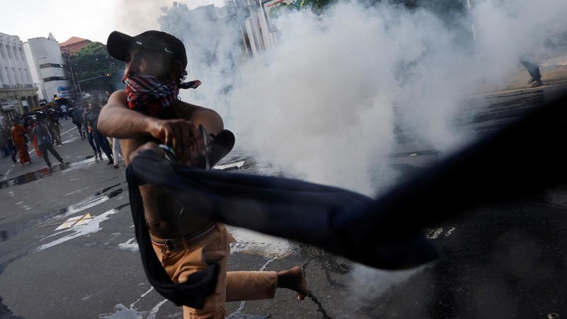 Mahasiswa Sri Lanka melarikan diri dari meriam air dan gas air mata saat para pengunjuk rasa bentrok dengan polisi melawan pemerintah di dekat kediaman resmi presiden Gotabaya Rajapaksa di Kolombo, Sri Lanka. (NurPhoto via Getty Images/NurPhoto)