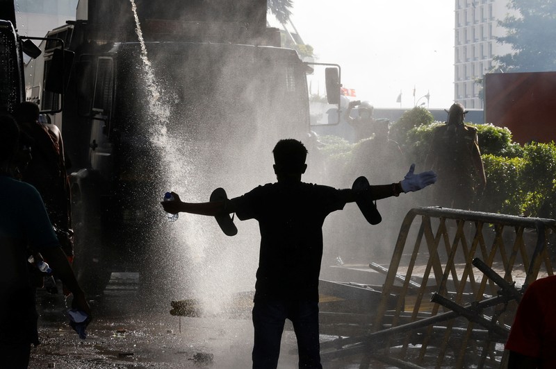 Mahasiswa Sri Lanka melarikan diri dari meriam air dan gas air mata saat para pengunjuk rasa bentrok dengan polisi melawan pemerintah di dekat kediaman resmi presiden Gotabaya Rajapaksa di Kolombo, Sri Lanka. (NurPhoto via Getty Images/NurPhoto) Mahasiswa Sri Lanka melarikan diri dari meriam air dan gas air mata saat para pengunjuk rasa bentrok dengan polisi melawan pemerintah di dekat kediaman resmi presiden Gotabaya Rajapaksa di Kolombo, Sri Lanka. (NurPhoto via Getty Images/NurPhoto)