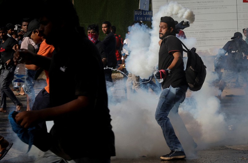 Mahasiswa Sri Lanka melarikan diri dari meriam air dan gas air mata saat para pengunjuk rasa bentrok dengan polisi melawan pemerintah di dekat kediaman resmi presiden Gotabaya Rajapaksa di Kolombo, Sri Lanka. (NurPhoto via Getty Images/NurPhoto) Mahasiswa Sri Lanka melarikan diri dari meriam air dan gas air mata saat para pengunjuk rasa bentrok dengan polisi melawan pemerintah di dekat kediaman resmi presiden Gotabaya Rajapaksa di Kolombo, Sri Lanka. (NurPhoto via Getty Images/NurPhoto)