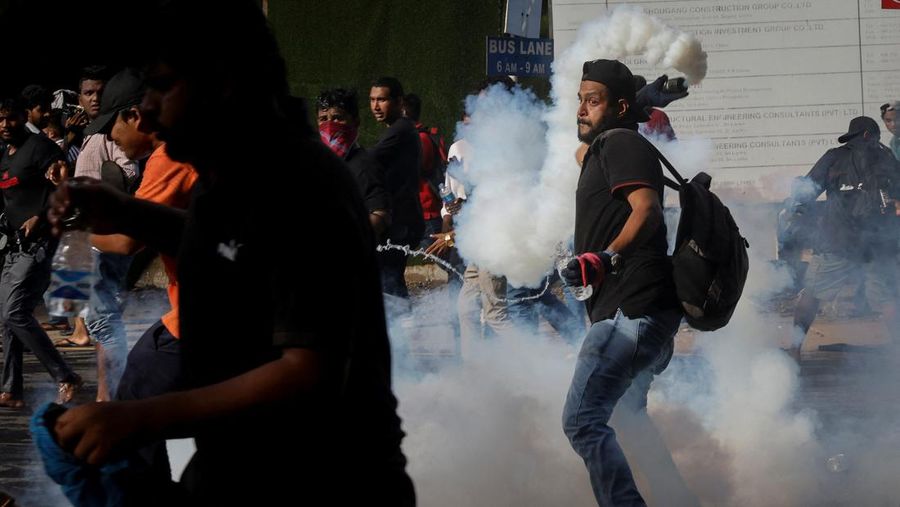 Mahasiswa Sri Lanka melarikan diri dari meriam air dan gas air mata saat para pengunjuk rasa bentrok dengan polisi melawan pemerintah di dekat kediaman resmi presiden Gotabaya Rajapaksa di Kolombo, Sri Lanka. (NurPhoto via Getty Images/NurPhoto)