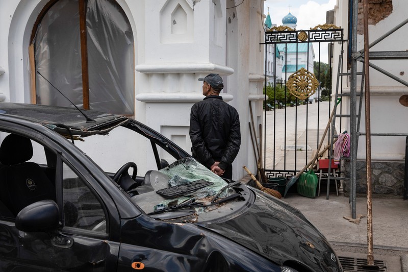 Pemilik bangunan memeriksa reruntuhan bangunannya di pinggiran wilayah separatis Donetsk (Donbas). (LightRocket via Gett/SOPA Images)