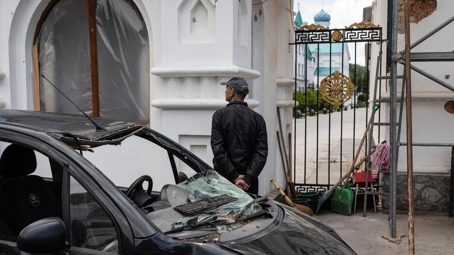 Pemilik bangunan memeriksa reruntuhan bangunannya di pinggiran wilayah separatis Donetsk (Donbas). (LightRocket via Gett/SOPA Images)